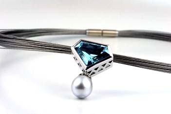 Weißgold 750 mit Topas und Südseeperle