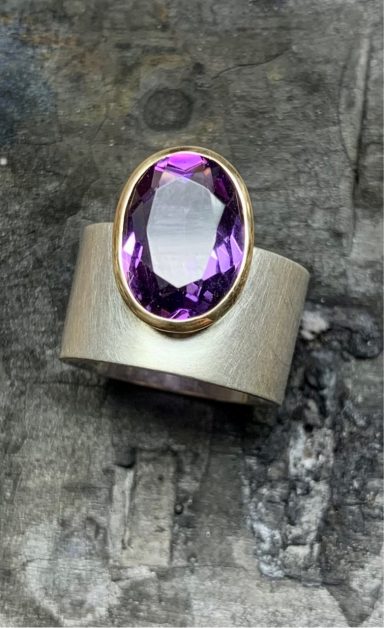 Ring in Silber mit Amethyst in Gold gefasst