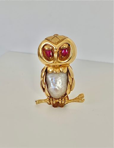 Goldene Eule Goldene Eule in 750 Gelbgold mit Rubinen besetzte Augen und Südseeperle in der Körpermitte