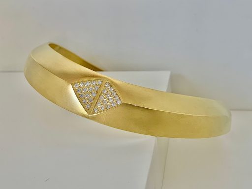 Halsreif in 750/- Gold mit Diamanten besetzt Goldener Armreif mit diamantbesetztem, dreieckigem Design.